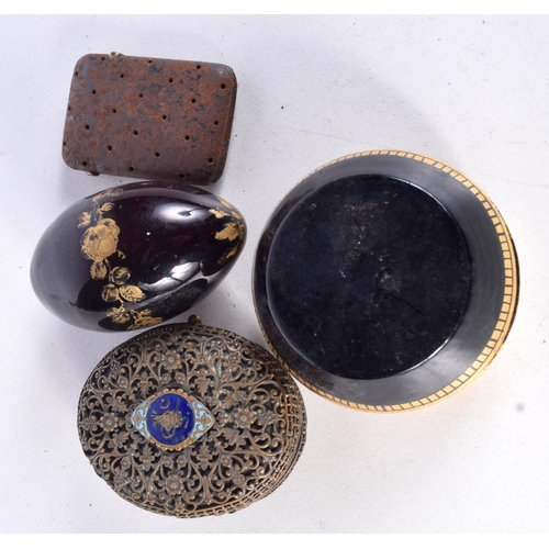 947 - A FILIGREE PURSE WITH A LACQUER BOX AND COVER AND AN EGG AND A VESTA CASE (4)