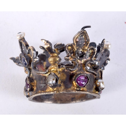 960 - A MINIATURE MODEL OF THE CROWN OF BELA IV.  3.4cm x 2.1cm.  Weight 11.6g