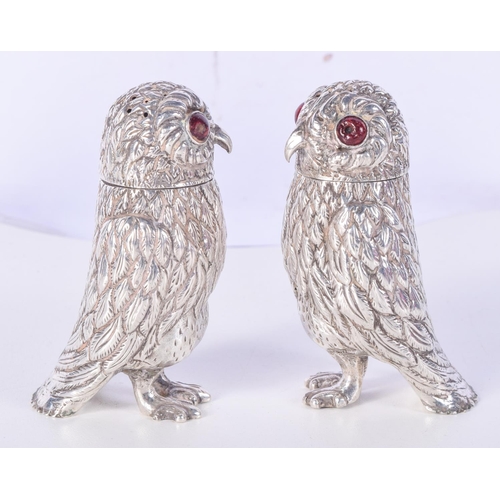 977 - A PAIR OF PEPPER POTS IN THE FORM OF OWLS WITH GEM SET EYES.  8cm x 4.3cm x 3.7cm, total weight 127g