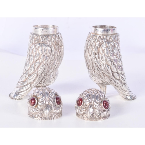 977 - A PAIR OF PEPPER POTS IN THE FORM OF OWLS WITH GEM SET EYES.  8cm x 4.3cm x 3.7cm, total weight 127g