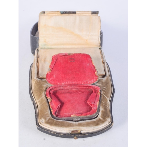 988 - A CASED SILVER AND MOTHER OF PEARL SET COMPRISING A PURSE AND AN AIDE MEMOIRE.