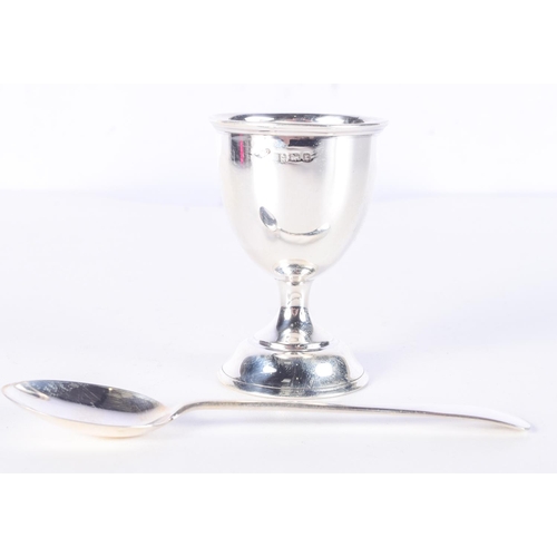 989 - A BOXED EGG CUP AND SPOON.  Hallmarked Birmingham 1918,  Weight of silver 35.9g