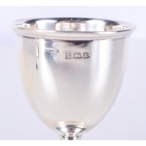 989 - A BOXED EGG CUP AND SPOON.  Hallmarked Birmingham 1918,  Weight of silver 35.9g