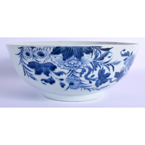 1510 - AN 18TH CENTURY CHINESE EXPORT BLUE AND WHITE PORCELAIN BOWL Qianlong. 23 cm diameter.