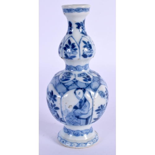 1547 - A 17TH/18TH CENTURY CHINESE BLUE AND WHITE PORCELAIN VASE Kangxi/Yongzheng. 13 cm high.