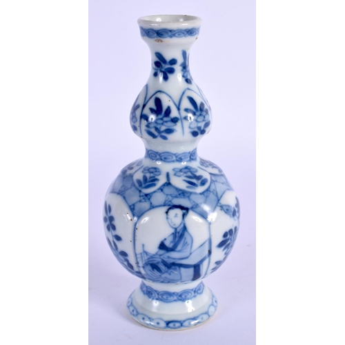 1547 - A 17TH/18TH CENTURY CHINESE BLUE AND WHITE PORCELAIN VASE Kangxi/Yongzheng. 13 cm high.