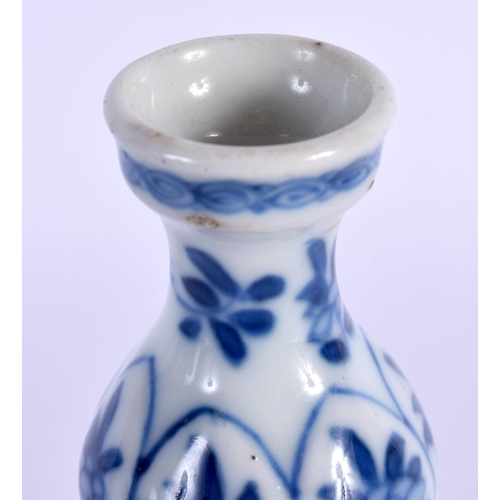 1547 - A 17TH/18TH CENTURY CHINESE BLUE AND WHITE PORCELAIN VASE Kangxi/Yongzheng. 13 cm high.