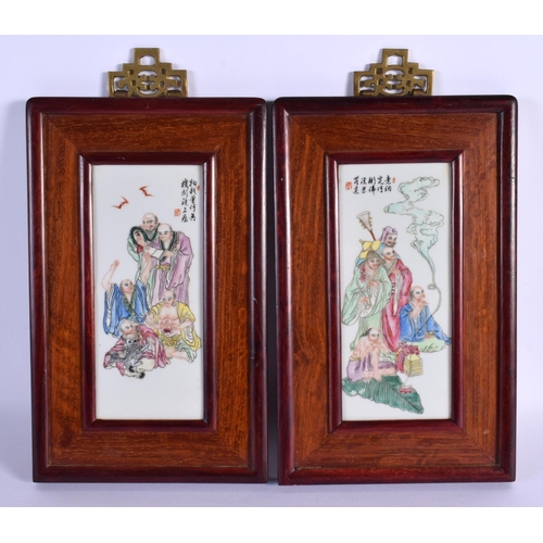 1550 - A PAIR OF CHINESE FAMILLE ROSE PORCELAIN AND HARDWOOD PLAQUES 20th Century. 25 cm x 15 cm.