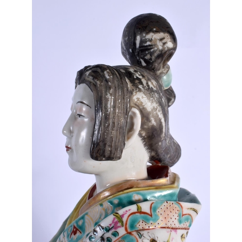 1552 - A LARGE 19TH CENTURY JAPANESE MEIJI PERIOD PORCELAIN FIGURE OF A GEISHA modelled in floral robes. 45... 