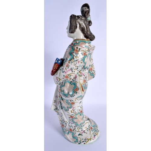 1552 - A LARGE 19TH CENTURY JAPANESE MEIJI PERIOD PORCELAIN FIGURE OF A GEISHA modelled in floral robes. 45... 