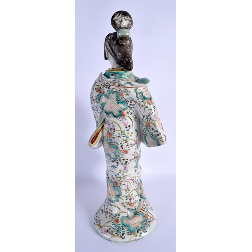 1552 - A LARGE 19TH CENTURY JAPANESE MEIJI PERIOD PORCELAIN FIGURE OF A GEISHA modelled in floral robes. 45... 