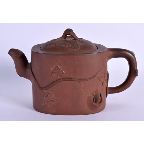 1566 - A LATE 19TH CENTURY CHINESE YIXING POTTERY TEAPOT AND COVER Qing. 18 cm x 12 cm.