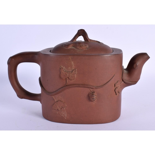 1566 - A LATE 19TH CENTURY CHINESE YIXING POTTERY TEAPOT AND COVER Qing. 18 cm x 12 cm.