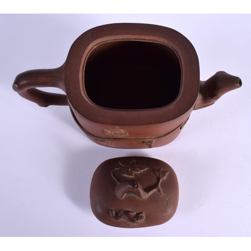 1566 - A LATE 19TH CENTURY CHINESE YIXING POTTERY TEAPOT AND COVER Qing. 18 cm x 12 cm.