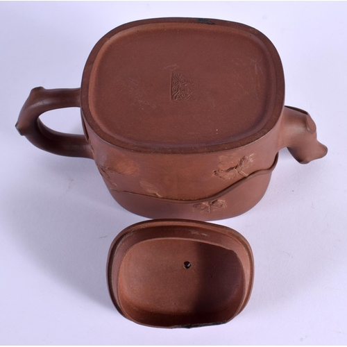 1566 - A LATE 19TH CENTURY CHINESE YIXING POTTERY TEAPOT AND COVER Qing. 18 cm x 12 cm.