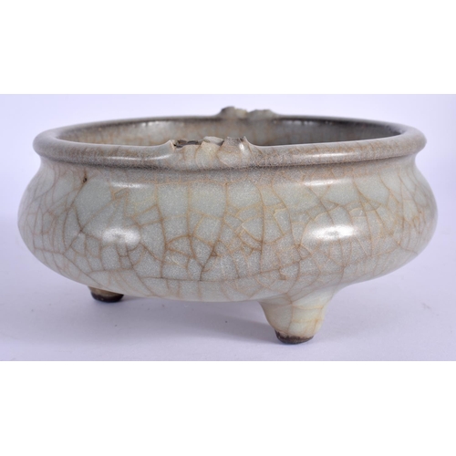 1580 - A 17TH/18TH CENTURY CHINESE GE TYPE STONEWARE CENSER Ming/Qing. 14 cm wide.