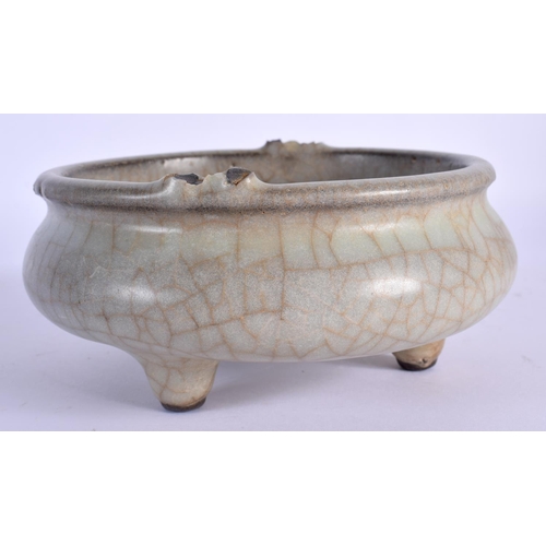 1580 - A 17TH/18TH CENTURY CHINESE GE TYPE STONEWARE CENSER Ming/Qing. 14 cm wide.