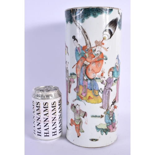 1583 - AN EARLY 20TH CENTURY CHINESE FAMILLE ROSE PORCELAIN VASE Late Qing/Republic. 29 cm high.