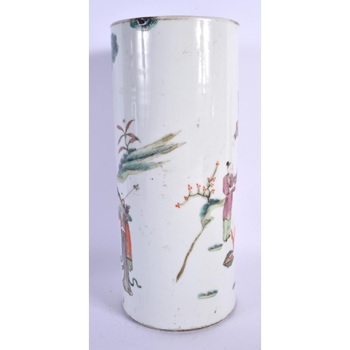 1583 - AN EARLY 20TH CENTURY CHINESE FAMILLE ROSE PORCELAIN VASE Late Qing/Republic. 29 cm high.