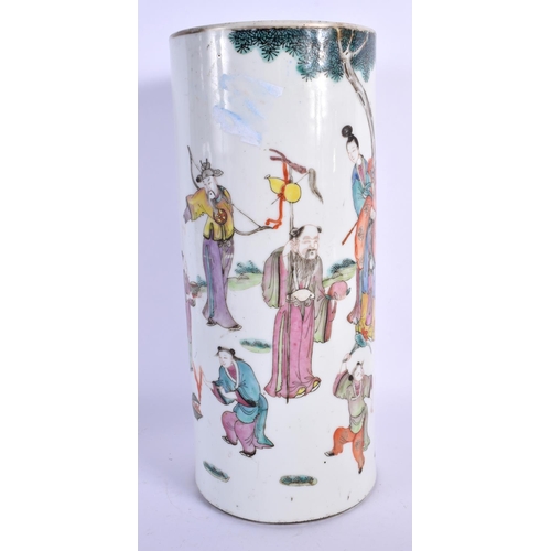 1583 - AN EARLY 20TH CENTURY CHINESE FAMILLE ROSE PORCELAIN VASE Late Qing/Republic. 29 cm high.