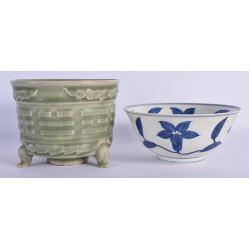 1616 - A CHINESE QING DYNASTY CELADON CENSER together with a blue and white bowl. Largest 15 cm diameter. (... 