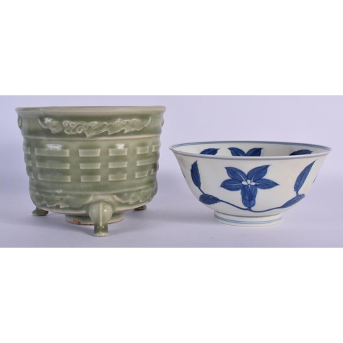 1616 - A CHINESE QING DYNASTY CELADON CENSER together with a blue and white bowl. Largest 15 cm diameter. (... 