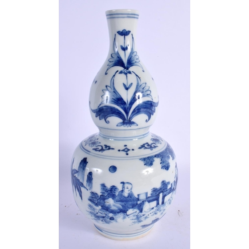 1644 - A 19TH CENTURY CHINESE BLUE AND WHITE DOUBLE GOURD VASE painted with figures in landscapes. 25 cm hi... 