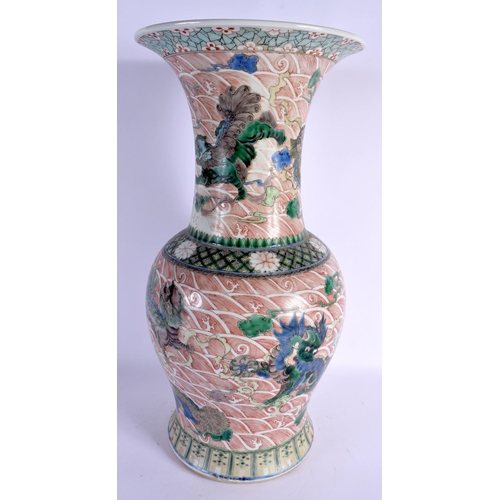 1662 - A LARGE CHINESE FAMILLE VERTE YEN YEN TYPE VASE 20th Century, painted with lions. 52 cm x 18 cm.