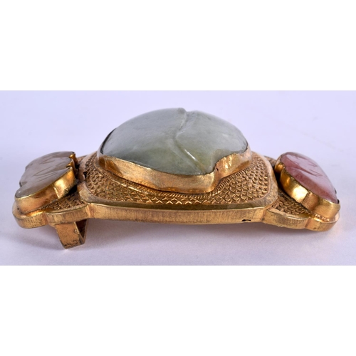 1675 - A FINE 19TH CENTURY CHINESE YELLOW METAL BUCKLE possibly high carat gold, inset with jade and hardst... 