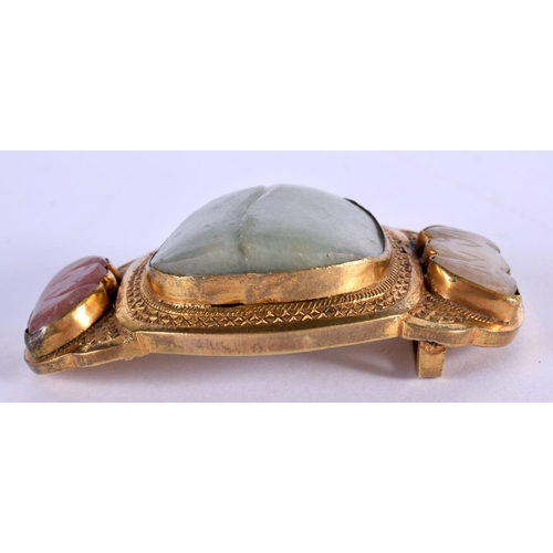 1675 - A FINE 19TH CENTURY CHINESE YELLOW METAL BUCKLE possibly high carat gold, inset with jade and hardst... 