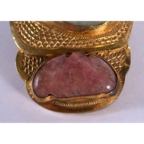 1675 - A FINE 19TH CENTURY CHINESE YELLOW METAL BUCKLE possibly high carat gold, inset with jade and hardst... 