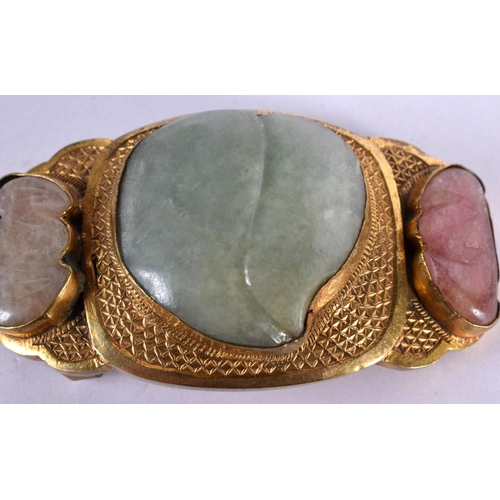 1675 - A FINE 19TH CENTURY CHINESE YELLOW METAL BUCKLE possibly high carat gold, inset with jade and hardst... 