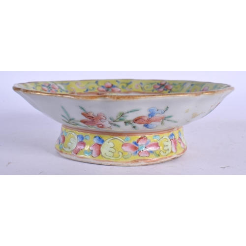 1677 - AN EARLY 20TH CENTURY CHINESE FAMILLE JAUNE PORCELAIN TAZZA Late Qing/Republic. 14 cm wide.