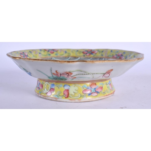 1677 - AN EARLY 20TH CENTURY CHINESE FAMILLE JAUNE PORCELAIN TAZZA Late Qing/Republic. 14 cm wide.