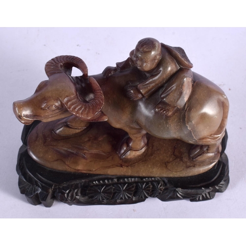 1680 - AN EARLY 20TH CENTURY CHINESE CARVED HARDSTONE FIGURE Late Qing/Republic. 11 cm x 11 cm.