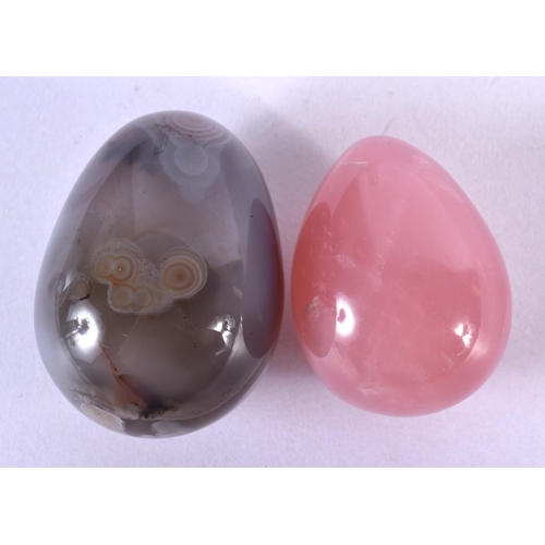 1684 - AN EARLY 20TH CENTURY CHINESE CARVED AGATE SPECIMEN EGG Late Qing/Republic, together with a rose qua... 