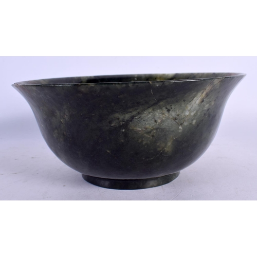 1699 - A FINE 18TH/19TH CENTURY CHINESE CARVED SPINACH JADE BOWL Qianlong/Jiaqing. 18 cm diameter.