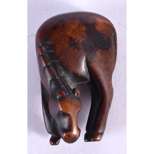 1724 - A FINE 18TH/19TH CENTURY JAPANESE EDO PERIOD CARVED BOXWOOD NETSUKE modelled as a horse. 5.5 cm x 2.... 