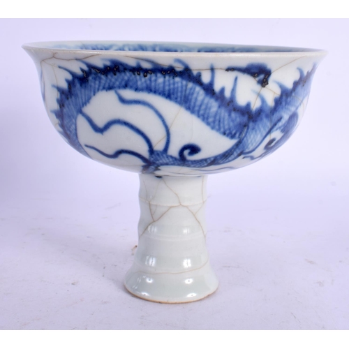 1727 - A CHINESE BLUE AND WHITE PORCELAIN STEM CUP 20th Century, painted with dragons. 13 cm x 9 cm.