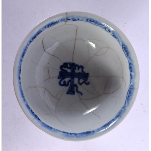 1727 - A CHINESE BLUE AND WHITE PORCELAIN STEM CUP 20th Century, painted with dragons. 13 cm x 9 cm.