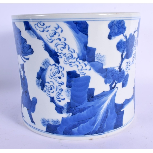 1800 - A LARGE CHINESE BLUE AND WHITE PORCELAIN BRUSH POT 20th Century, painted with figures. 18 cm x 16 cm... 