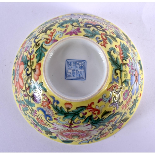 1804 - AN EARLY 20TH CENTURY CHINESE FAMILLE ROSE PORCELAIN BOWL Late Qing/Republic. 14.5 cm diameter.