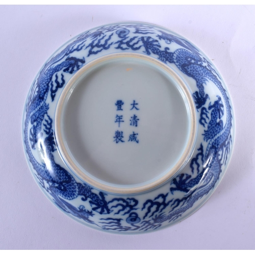 1806 - A CHINESE BLUE AND WHITE PORCELAIN DISH 20th Century. 17.5 cm diameter.