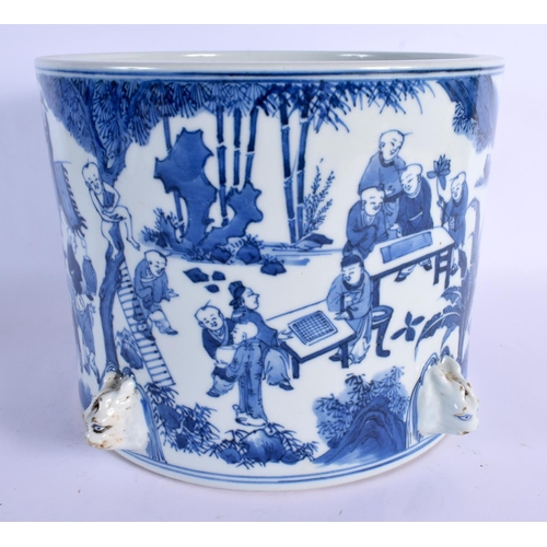 1810 - A LARGE CHINESE BLUE AND WHITE PORCELAIN CENSER 20th Century. 22 cm x 24 cm.