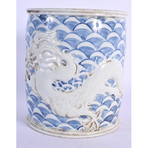 1828 - A CHINESE BLUE AND WHITE PORCELAIN BRUSH POT 20th Century. 12 cm high.