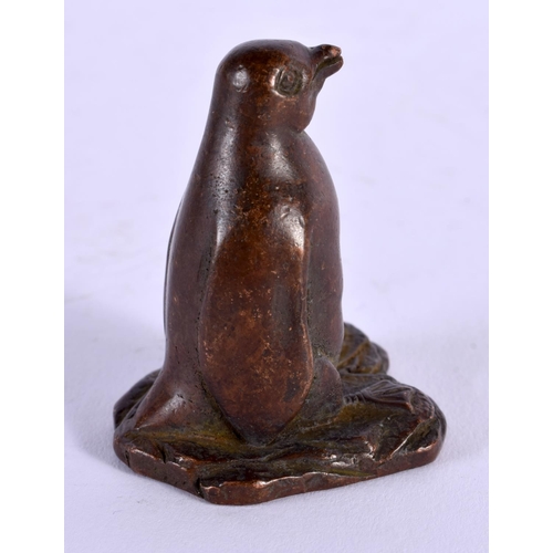 1831 - A JAPANESE BRONZE PENGUIN OKIMONO. 4.5 cm x 3.75 cm.