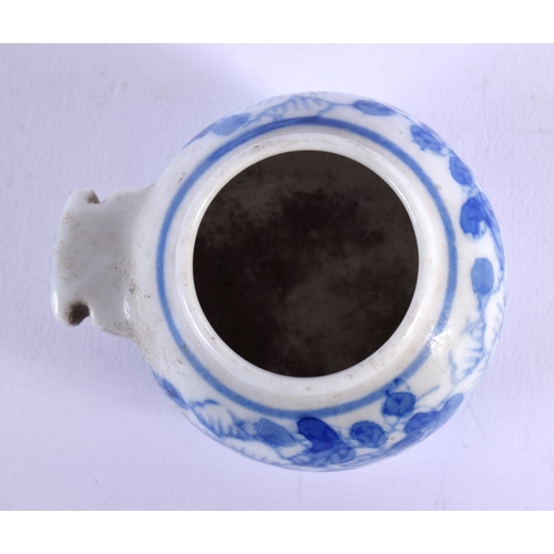 1832 - A CHNESE BLUE AND WHITE PORCELAIN BIRD FEEDER 20th Century. 3.75 cm x 5.5 cm.