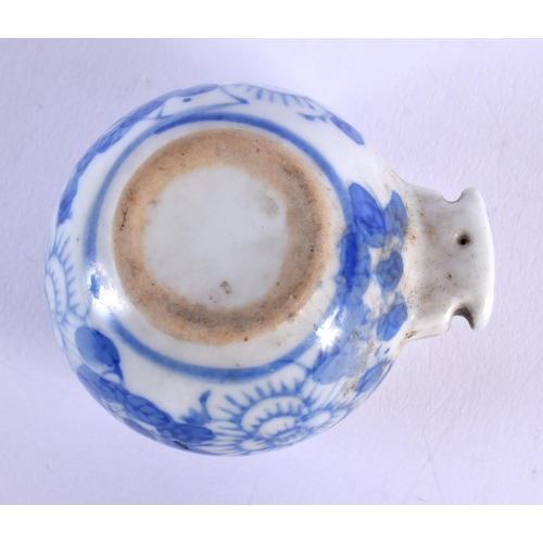 1832 - A CHNESE BLUE AND WHITE PORCELAIN BIRD FEEDER 20th Century. 3.75 cm x 5.5 cm.