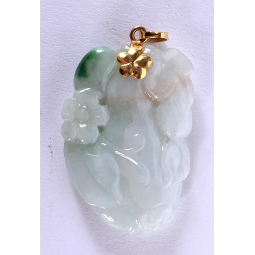 1840 - A CHINESE GOLD AND JADEITE PENDANT 20th Century. 4 cm x 2.5 cm.