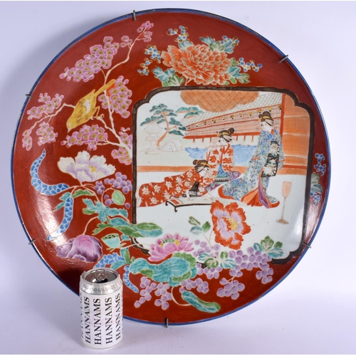 2146 - A VERY LARGE 19TH CENTURY JAPANESE MEIJI PERIOD IMARI CHARGER. 40 cm diameter.